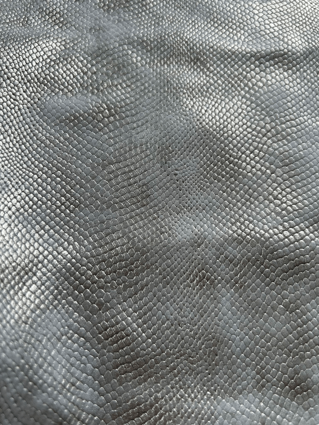 Chute de cuir beige doré imitation serpent 