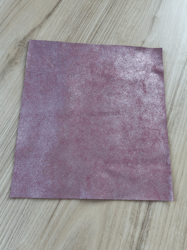Chute de cuir rose argenté pailleté