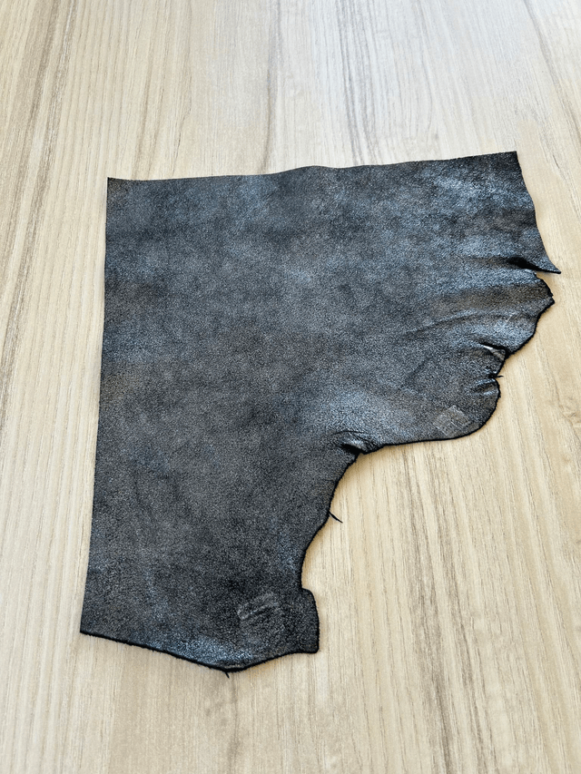 Chute de cuir noir finition pailleté (P9)