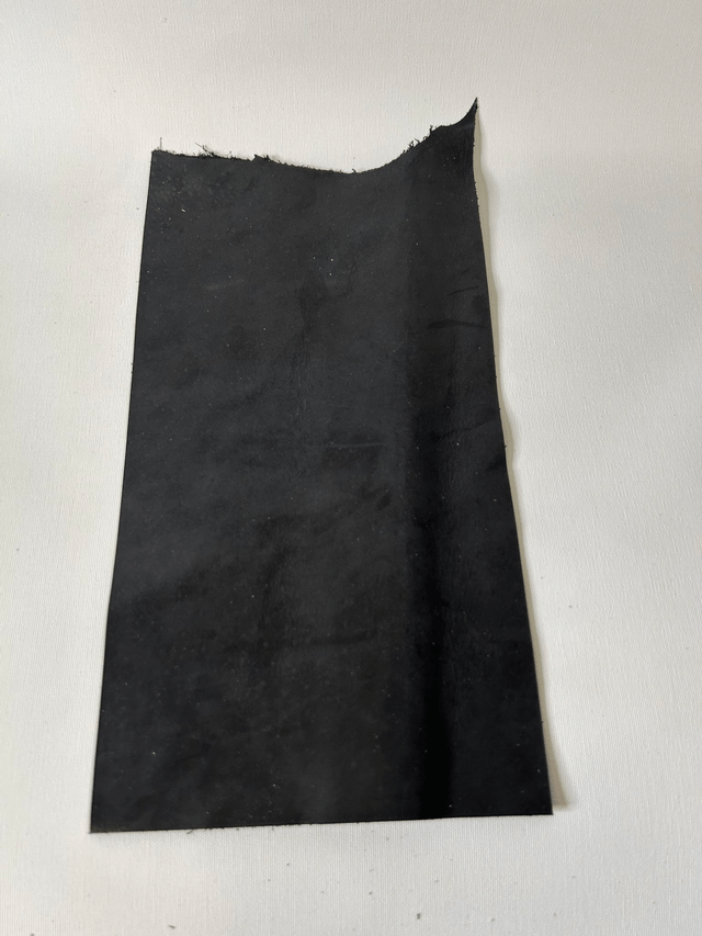 Chute de cuir noir pailleté