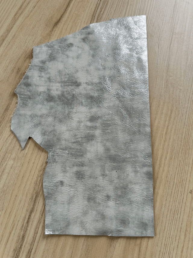 Chute de cuir argenté (chut8)