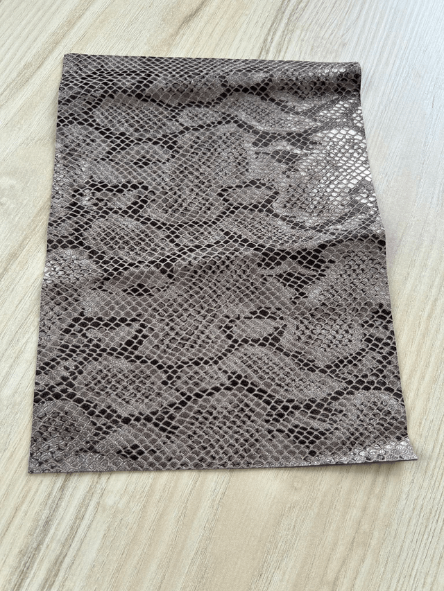 Chute de cuir marron imitatio serpent 