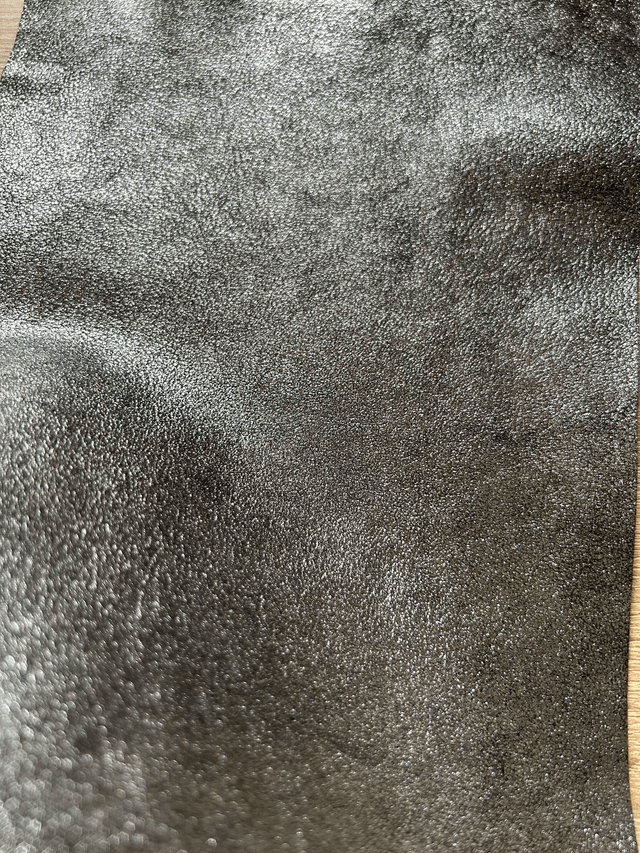 Chute de cuir noir finition pailleté (P9)