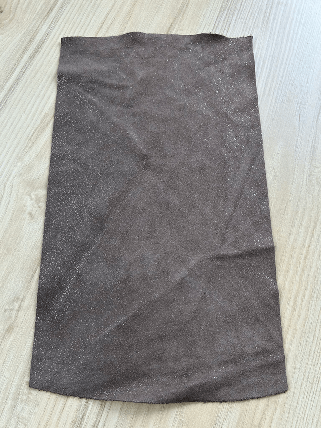 Chute de cuir taupe argenté