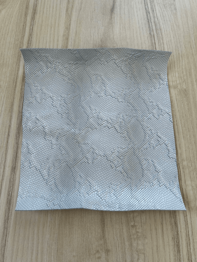 Chute de cuir blanc argenté imitation serpent