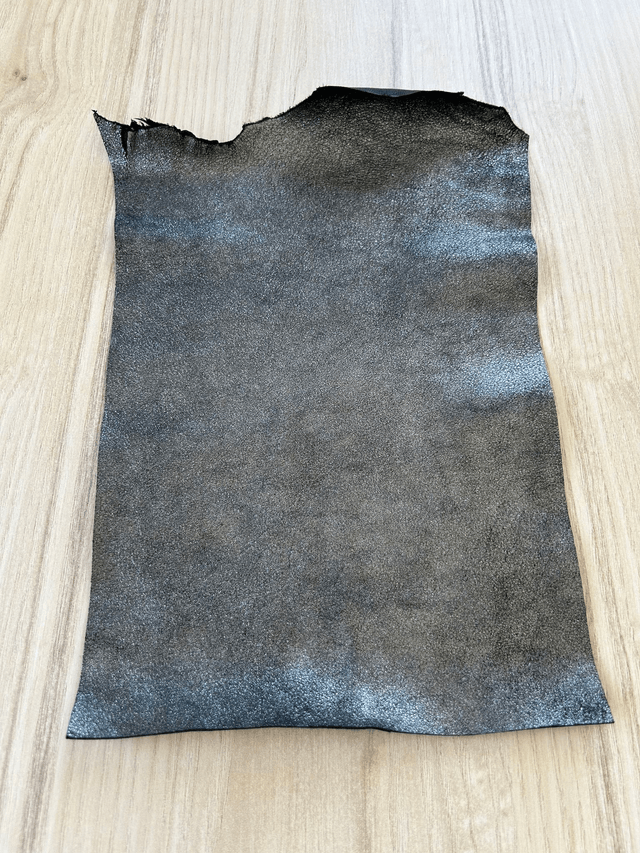 Chute de cuir noir finition pailleté (P9)