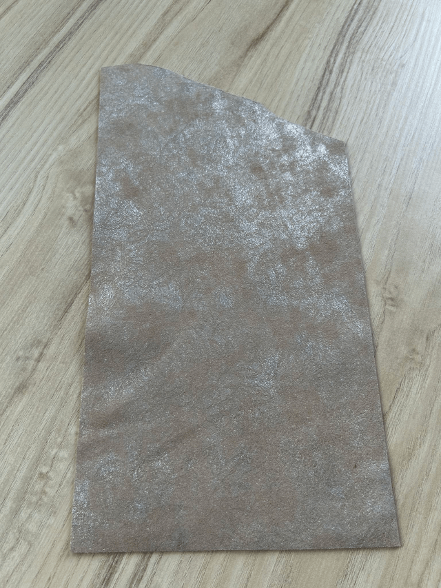 Chute de cuir beige rosé