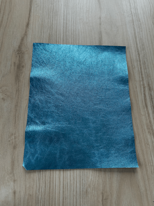 Chute de cuir bleu ken métalissé
