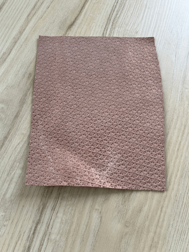 Chute de cuir rose irisé gaufré paquerette