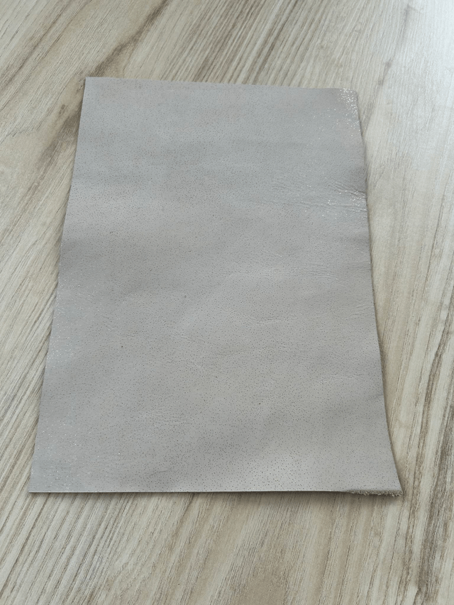 Chute de cuir beige pois doré