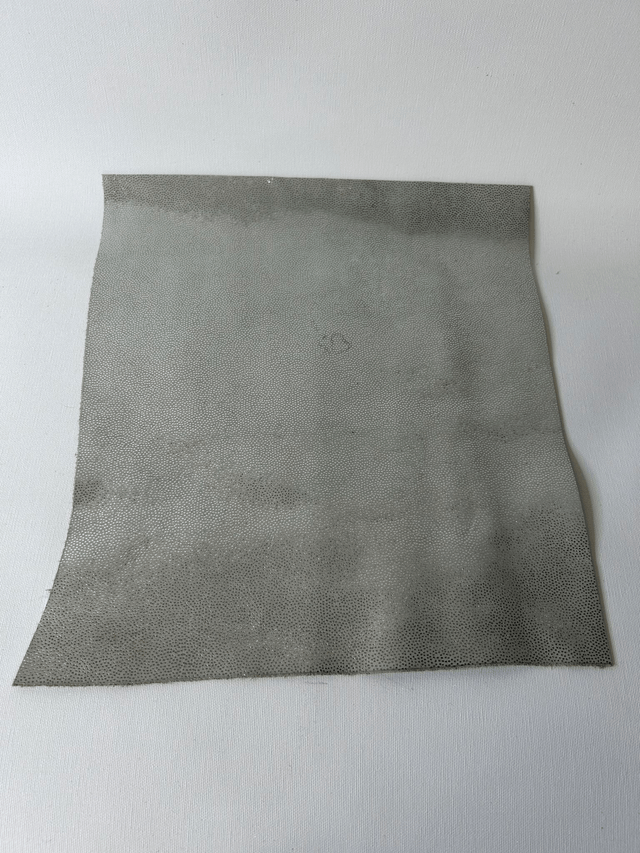 Chute de cuir gris pois argenté