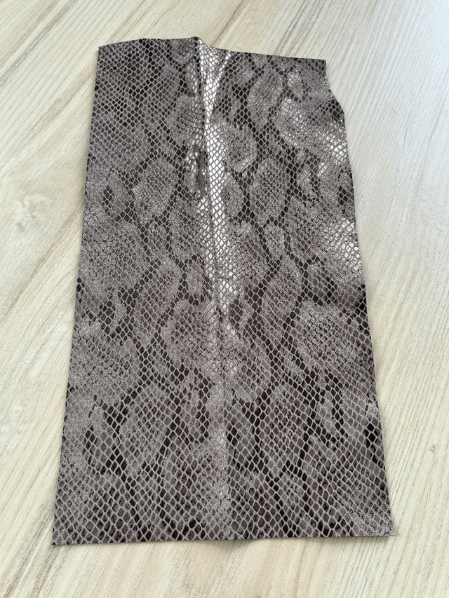 Chute de cuir marron imitatio serpent 