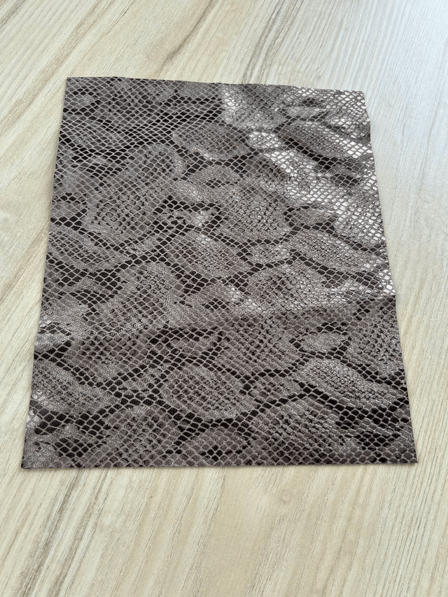 Chute de cuir marron imitatio serpent 