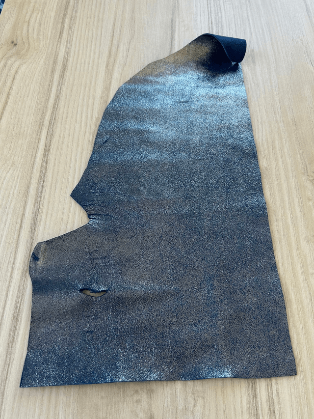 Chute de cuir bleu marine finition pailleté (M7)- 21x23m