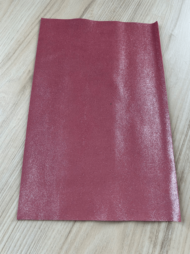 Chute de cuir rose pailleté