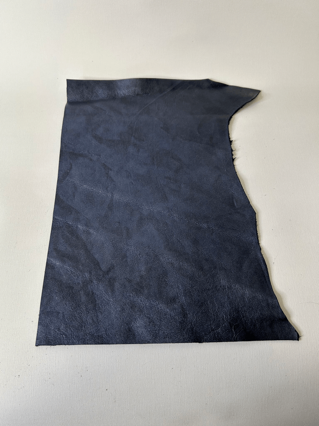 Chute de cuir de vachette bleu foncé métallisé