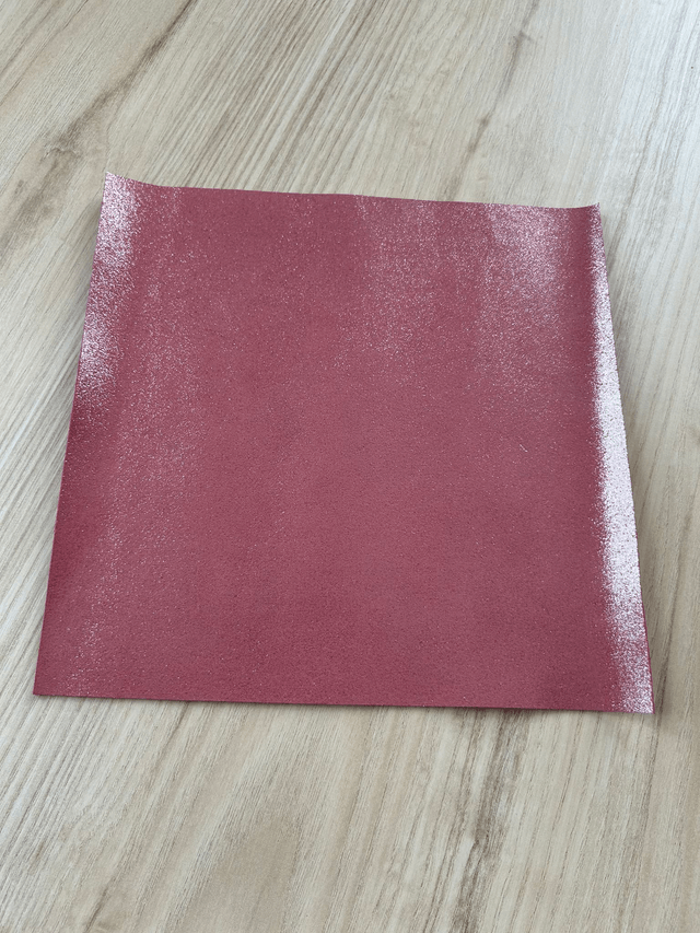 Chute de cuir rose pailleté