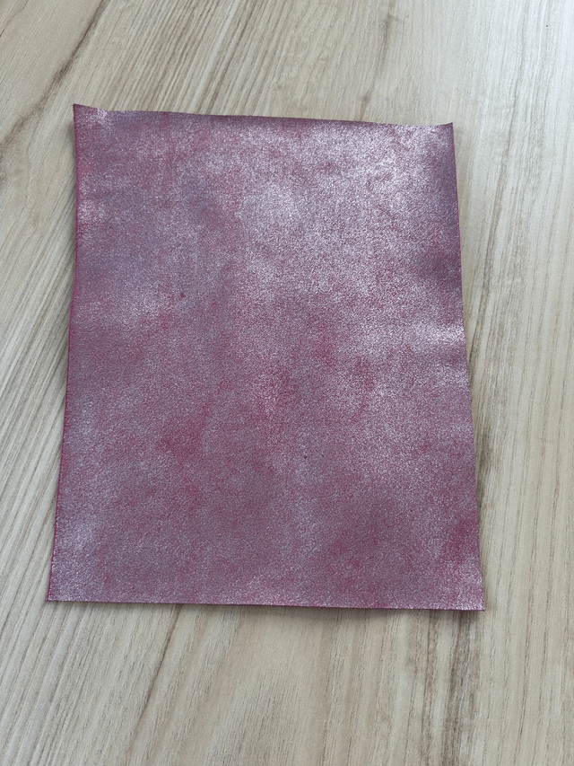 Chute de cuir rose argenté pailleté