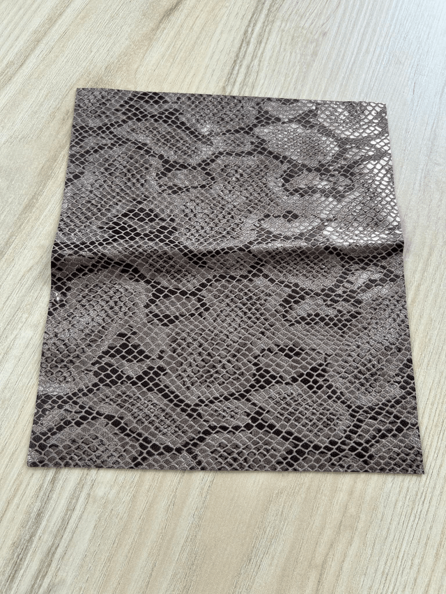 Chute de cuir marron imitatio serpent 