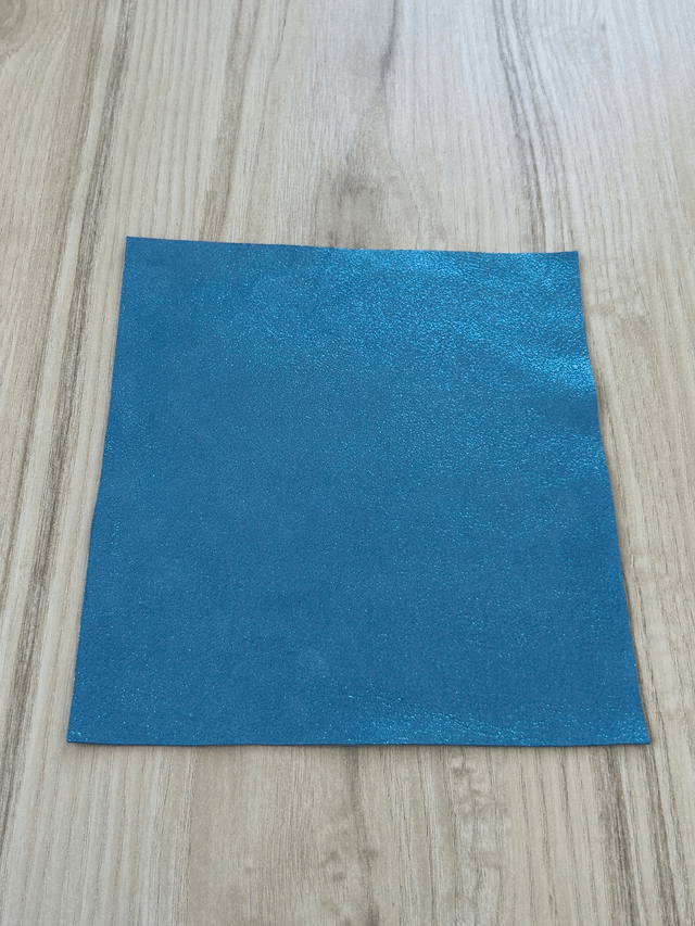 Chute de cuir bleu turquoise finition pailleté