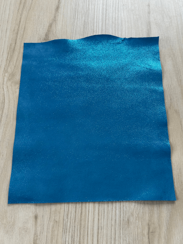 Chute de cuir turquoise pailleté 