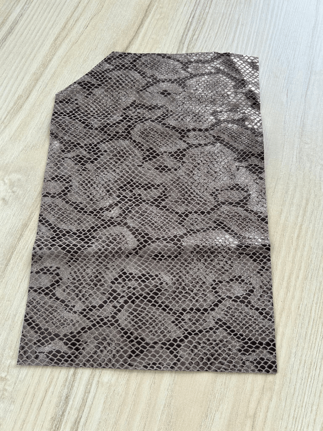 Chute de cuir marron imitatio serpent 