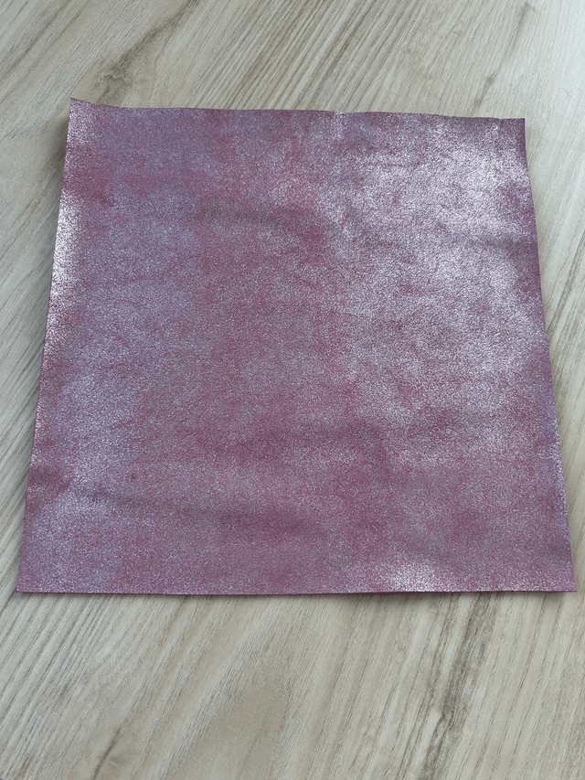 Chute de cuir rose argenté pailleté