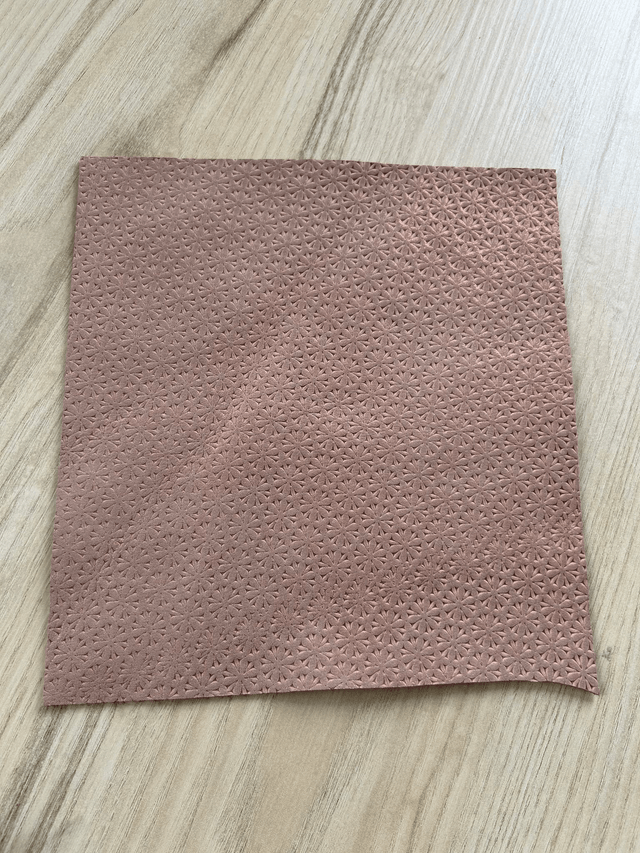 Chute de cuir rose irisé gaufré paquerette