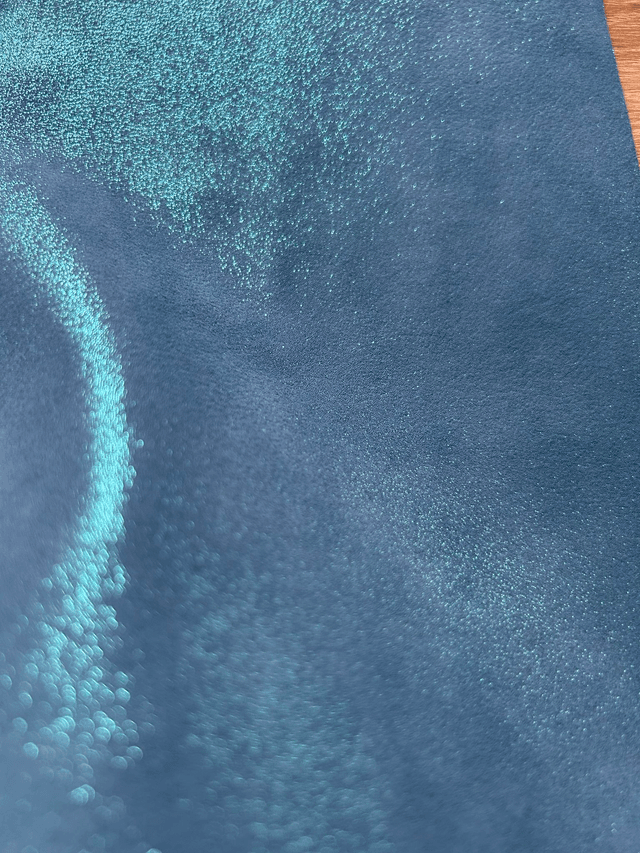 Chute de cuir bleu turquoise finition pailleté