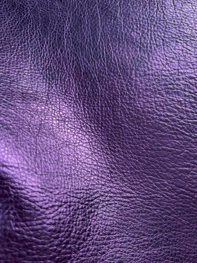 Chute de cuir bleu violet metallisé