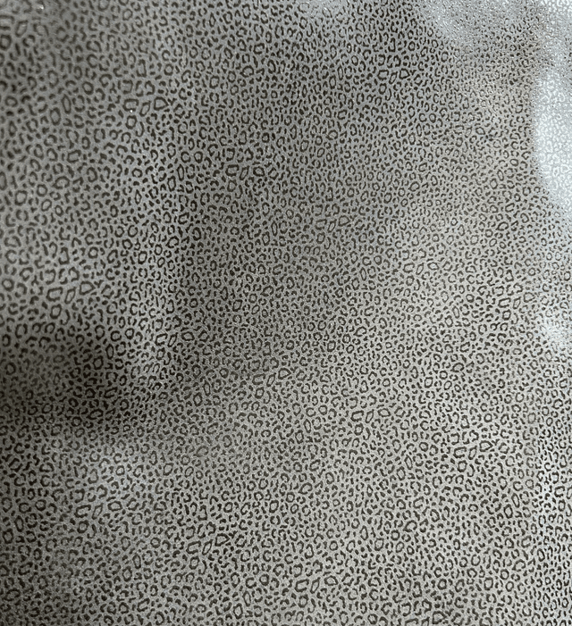 Chute de cuir blanc gris léopard