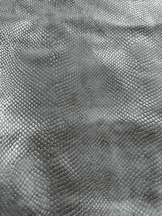 Chute de cuir beige doré imitation serpent 